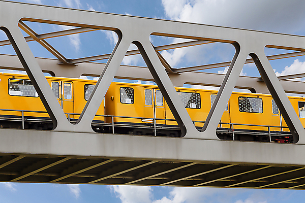 포토 JPG 해외이미지 구름 유럽 여행 백그라운드 컨셉 오렌지 건축양식 교통시설 모션 하늘 독일 사람없음 야외 파란색 노란색 금속 기차 도시 역사 전철 철 속도 승객 튜브 지하 베를린 엔진 일반 방법 옛날 철강 해외202004 해외포토 자연요소 건축 나라 육상교통 컬러 교통 과일 재질 대중교통 시설 파일형식 이미지허브