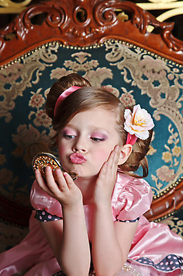 포토 JPG 해외이미지 어린이 한명 거울 아기 찡그림 작음 보석 입술 방식 해외202004 해외포토 1 표정 사람 신체부위 크기 광석 파일형식 이미지허브