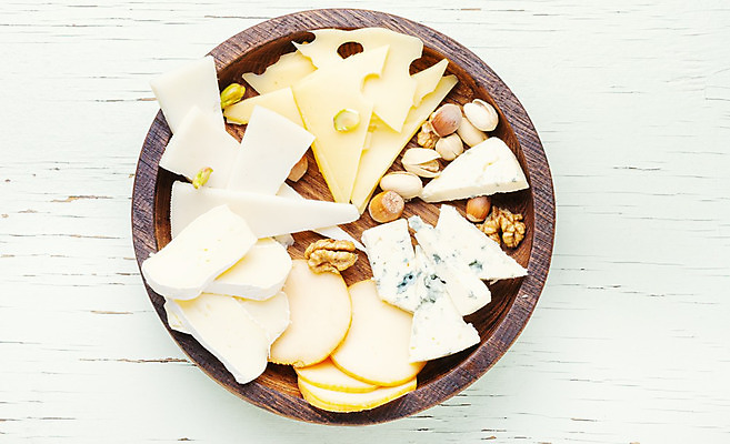 포토 JPG 해외이미지 치즈 실내 사람없음 하이앵글 견과류 안주 담기 나무접시 나무배경 해외202004 와인플래터 해외포토 접시 뷰포인트 백그라운드 모션 유제품 내부 파일형식 이미지허브