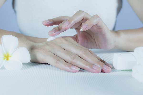 포토 JPG 해외이미지 손 여자 무기 분홍색 백그라운드 신체 손가락 휴가 건조 건강 관리 사람 성인 사람없음 치료 햇빛 태양 화장품 흰색 잡기 선탠 보호 매끈함 손톱관리 크림 피부관리 부드러움 로션 팔 돌봄 보습 수분크림 신청 해외202004 해외포토 자연요소 컬러 컨셉 의학 모션 신체부위 뷰티 감각 네일아트 파일형식 이미지허브