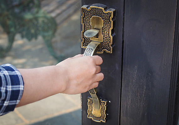 포토 JPG 해외이미지 전통 손 남자 손가락 열쇠 주택 실내 손잡이 안전 사람 사람없음 목재 장식 초록색 반사 문 금속 페인트 방 잡기 오픈 신용카드 화려 재산 당기기 클래식 고급 보호 입장 시작 잠금 보안 열쇠구멍 노크 놋쇠 진짜 해외202004 해외포토 나무 컬러 컨셉 재료 모션 재질 내부 건물 신체부위 금융 파일형식 이미지허브