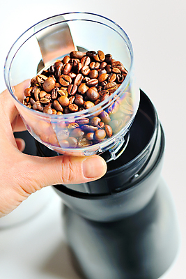 포토 JPG 해외이미지 커피 음료 백그라운드 아침 콩 사람없음 세로 갈색 금속 주방 검은색 어둠 힘 기계 카페 장비 흰색 기구 아침식사 컨테이너 굽기 오브젝트 싱글 상쾌 날것 그라인더 카페테리아 에스프레소 중독 방앗간 고립 모카 아라비카 철강 카페인 해외202004 해외포토 주간 감정 산업 컬러 재질 곡류 상점 식사 구이 커피용품 파일형식 이미지허브