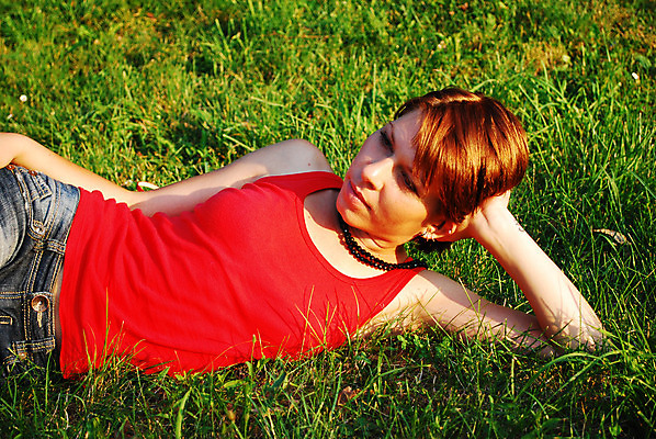 포토 JPG 해외이미지 응시 행복 자연 한명 미소 빨간색 초록색 태양 직물 도시 잠 해외202004 해외포토 자연요소 1 시선 감정 컬러 표정 사람 생태계 파일형식 이미지허브