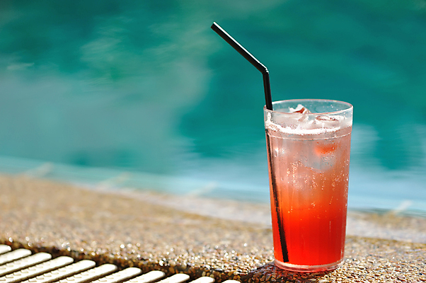 포토 JPG 해외이미지 주간 한잔 수영장 빨대 사람없음 야외 아웃포커스 칵테일 해외202004 해외포토 자연요소 1 주류 촬영기법 파일형식 이미지허브