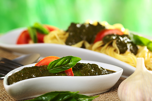 포토 JPG 해외이미지 음식 잎 토마토 채소 재료 사람없음 가로 빨간색 초록색 사진촬영 이탈리아 신선 고명 사발 허브 날것 바질 채식주의자 해외202004 해외포토 식물 유럽 컬러 촬영 사기그릇 채식 파일형식 이미지허브