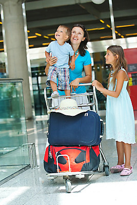 포토 JPG 해외이미지 라이프스타일 딸 어린이 여행 가방 비즈니스 가족 유리 엄마 휴가 실내 관리 미소 사람 내부 세명 파란색 빛 세계 여행객 도시 시간 복도 역 공항 도착 출발 통로 승객 블러 수하물 터미널 해외202004 해외포토 잡화 컬러 컨셉 관계 교통시설 재질 표정 생활 파일형식 이미지허브