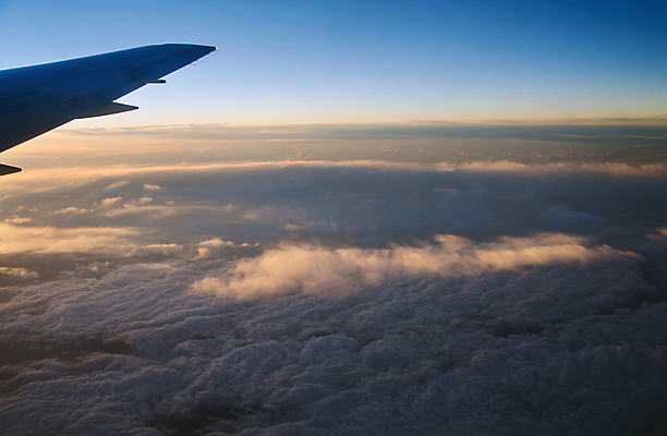 포토 JPG 해외이미지 구름 지구 여행 백그라운드 날개 비즈니스 창문 교통시설 자연 하늘 날씨 휴가 비행기 안테나 풍경 사람없음 야외 파란색 우주 일출 환경 맑음 일몰 자유 흰색 분위기 정상 항공 제트기 천국 엔진 솜털 내추럴 대패 수평선 해외202004 해외포토 자연요소 컬러 교통 컨셉 통신 항공교통 대중교통 노을 시설 생태계 파일형식 이미지허브