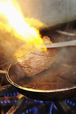 포토 JPG 해외이미지 음식 불꽃 흡연 육류 돼지고기 요리 사람없음 주방 요리사 소고기 뜨거움 난로 허리 날것 가스 훈제 등심 생식 해외202004 해외포토 직업 식재료 불 담배 신체부위 난방기 파일형식 이미지허브