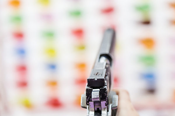 포토 JPG 해외이미지 주간 손 행복 휴식 야외 신체부위 맑음 놀이공원 권총 잡기 발사 주말 조준 해외202004 해외포토 자연요소 감정 컨셉 모션 날씨 사람 테마파크 총 파일형식 이미지허브