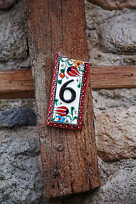 포토 JPG 해외이미지 전통 문화 벽 건축양식 창문 교실 지붕 거리 아파트 주택 사람없음 야외 목재 문 마을 바위 램프 재산 중앙 지중해 빌라 맨션 아래 그리스 시골집 타운 연립주택 옛날 진짜 철책 스타일 해외202004 해외포토 나무 교육 건축 유럽 바다 재료 학교 조명 건물 금융 돌_바위 도시 방향 위치 파일형식 이미지허브