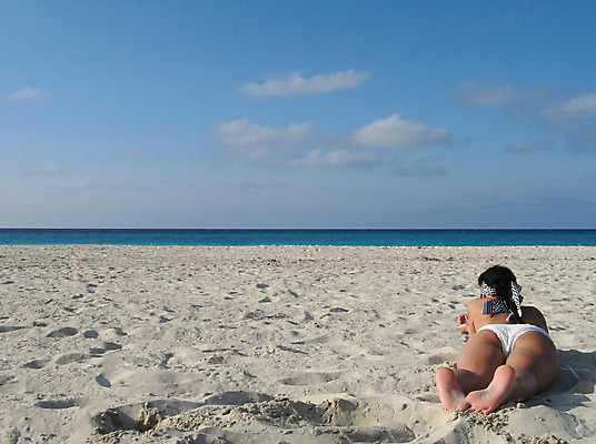 포토 JPG 해외이미지 응시 안경 여행 발 하늘 휴가 항해 따뜻함 한명 옆모습 물 파란색 비키니 수건 선글라스 태양 유행 쌓기 맑음 검은색 어둠 뜨거움 떨어짐 그늘 엉덩이 낮잠 쿠바 당나귀 해외202004 해외포토 자연요소 1 시선 잡화 수영복 뷰포인트 컬러 컨셉 배_교통 모션 날씨 사람 신체부위 위생용품 잠 말_동물 중앙아메리카 파일형식 이미지허브