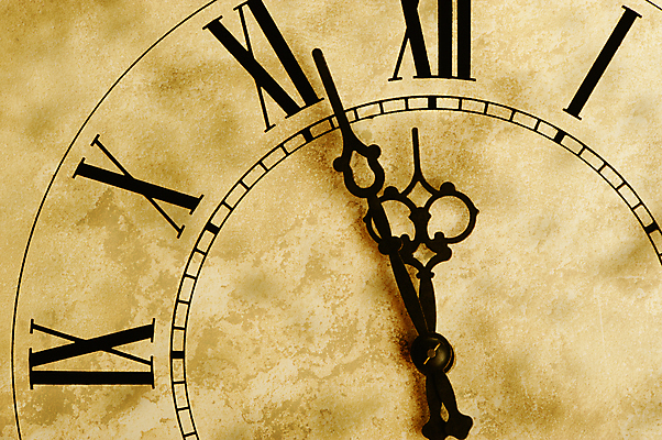 포토 JPG 해외이미지 얼굴 시계 부분 휴가 화살 새로움 사람없음 장식 숫자 노란색 금속 검은색 어둠 골동품 기구 축하 시간 우아함 야간 연도 철 손목시계 측정 오브젝트 사인 속도 싱글 질감 복고 과거 다이얼 기어 구식 그런지 로마인 분 옛날 카운트다운 해외202004 해외포토 자연요소 문자 컬러 컨셉 장신구 재질 인종 신체부위 파일형식 이미지허브