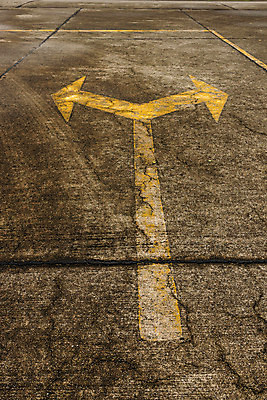 포토 JPG 해외이미지 도로 선 여행 백그라운드 십자가 지도 가이드 화살 거리 3 사람없음 검은색 선택 아스팔트 방향 교차로 심볼 사인 서명 그런지 루트 방법 옛날 해외202004 해외포토 직업 길 컬러 컨셉 교통시설 파일형식 이미지허브