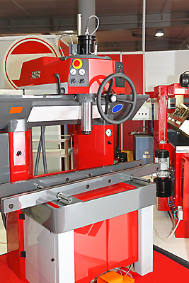 포토 JPG 해외이미지 산업 자동차 사람없음 금속 기계 장비 도구 공구 업무 수리 제조 서비스 언론 차고 힘찬 해외202004 해외포토 육상교통 컨셉 재질 작업 파일형식 이미지허브