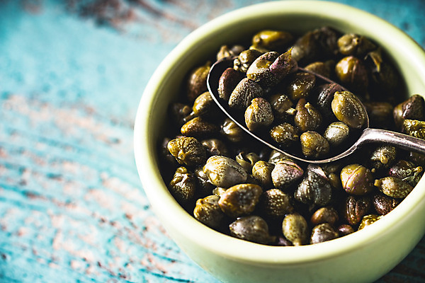 포토 JPG 해외이미지 접시 음식 백그라운드 채소 과일 탁자 요리 사람없음 목재 가로 초록색 파란색 빛 금속 숟가락 흰색 도자기 사발 지중해 준비 피클 채식주의자 비건 해외202004 해외포토 나무 식기 바다 컬러 가구 재료 재질 수저 사기그릇 채식 절임 파일형식 이미지허브