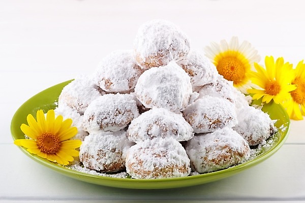 포토 JPG 해외이미지 전통 계절 음식 탁자 휴가 디저트 요리 사람없음 쿠키 과자 케이크 얼음 빵집 흰색 축하 달콤 가루 설탕 그리스 아몬드 레시피 버터 그리스인 아랍어 핸드메이드 해외202004 튀르키예 해외포토 자연요소 서양인 유럽 아시아 컬러 가구 컨셉 상점 견과류 맛 파일형식 이미지허브