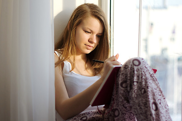 포토 JPG 해외이미지 긴머리 행복 창문 아침 아파트 한명 미소 사람 앉기 건물 금발 태양 다이어리 기쁨 기록 달콤 싱글 안락 해외202004 해외포토 주간 자연요소 1 헤어스타일 건축물 감정 컨셉 모션 주택 표정 사무용품 맛 파일형식 이미지허브