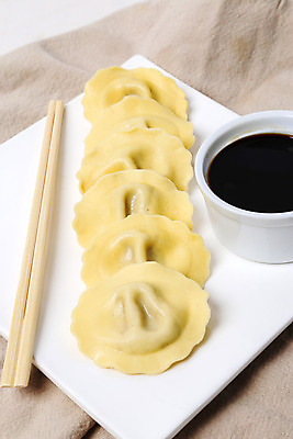 포토 JPG 해외이미지 전통 접시 커피 음료 음식 백그라운드 젓가락 탁자 주택 건강 육류 돼지고기 요리 동양인 사람없음 목재 노란색 식당 식사 저녁식사 중국 식탁보 흰색 시골 신선 사발 맛 아침식사 반죽 점심식사 경단 러시아인 삶기 핸드메이드 해외202004 해외포토 서양인 나무 식기 아시아 컬러 가구 컨셉 식재료 재료 수저 인종 건물 상점 사기그릇 파일형식 이미지허브