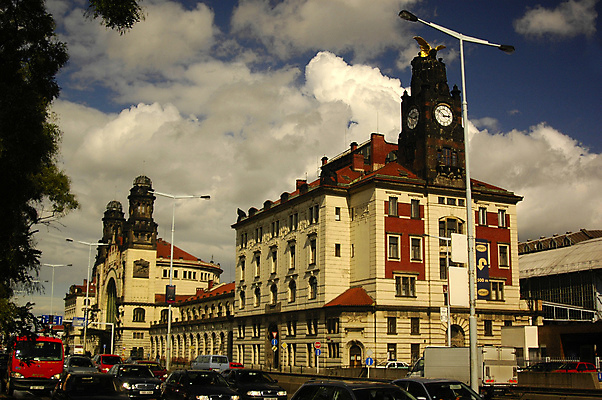 포토 JPG 해외이미지 유럽 시계 여행 건축양식 하늘 지붕 휴가 거리 주택 미술 사람없음 건물 역사 역 체코 프라하 타운 공화국 보헤미아 해외202004 해외포토 건축물 건축 나라 교통시설 문화예술 도시 파일형식 이미지허브