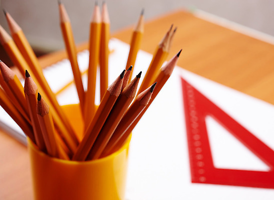 포토 JPG 해외이미지 교육 종이 컨셉 학교 자 사람없음 빨간색 스터디 세트 연필 노란색 공책 흰색 공구 수학 책상 정물화 많음 해외202004 해외포토 컬러 가구 교과목 문구용품 학용품 학습 필기구 도구 그림 파일형식 이미지허브