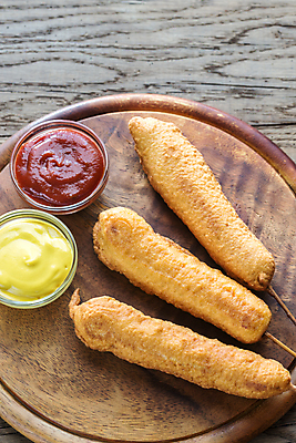 포토 JPG 해외이미지 실내 사람없음 하이앵글 케첩 머스터드 종지 핫도그 나무도마 맛있는 나무배경 해외202004 해외포토 그릇 음식 뷰포인트 백그라운드 도마 패스트푸드 내부 목재 소스_음식 파일형식 이미지허브