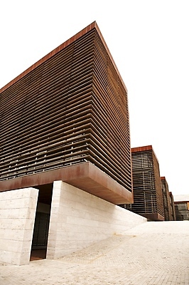 포토 JPG 해외이미지 유럽 벽 조각 포장 건축양식 출입구 바닥 주택 미술 사람없음 건물 장식 문 금속 줄무늬 도시 보행로 모서리 입장 타일 큐브 정사각형 대리석 창살 청동 타운 스페인어 콘크리트 해외202004 해외포토 도형 건축물 건축 나라 길 무늬 재료 재질 문화예술 파일형식 이미지허브