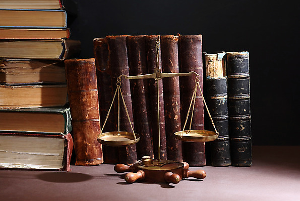 포토 JPG 해외이미지 실내 사람없음 빈티지 오브젝트 법 양팔저울 법전 해외202004 해외포토 컨셉 저울 내부 책 파일형식 이미지허브