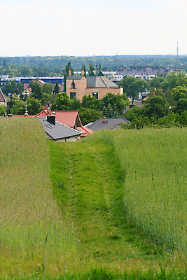 포토 JPG 해외이미지 라이프스타일 길 여행 밭 농업 자연 하늘 지붕 휴식 주택 외벽 사람없음 야외 교회 마을 침묵 흙 수확 숲 밀 시골집 광택 폴란드 선두 해외202004 해외포토 유럽 산업 벽 컨셉 종교건축 곡류 건물 생활 소리 생태계 파일형식 이미지허브