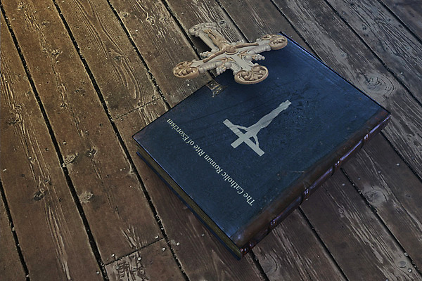 포토 JPG 해외이미지 기독교 종교 십자가 사람없음 목재 책 성경 천주교 신앙심 해외202004 해외포토 나무 재료 종교용품 파일형식 이미지허브