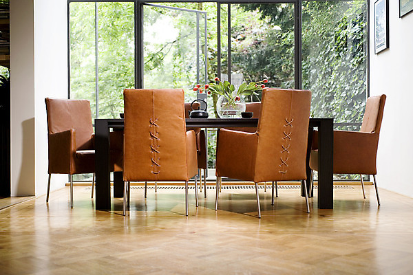 포토 JPG 해외이미지 벽 가구 거실 창문 탁자 바닥 프레임 사람없음 내부 목재 책 소파 갈색 꽃병 카펫 휴게실 리빙 라디에이터 스타일 파케트 해외202004 해외포토 나무 꽃 컬러 생활용품 의자 재료 파일형식 이미지허브