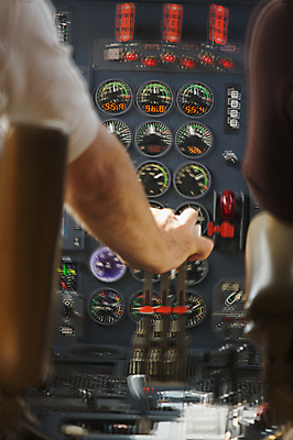 포토 JPG 해외이미지 모션 비행기 사람없음 세로 스크린 파일럿 갑판 제트기 다이얼 스위치 게이지 조종장치 착륙 해외202004 해외포토 직업 배_교통 항공교통 대중교통 장비 파일형식 이미지허브