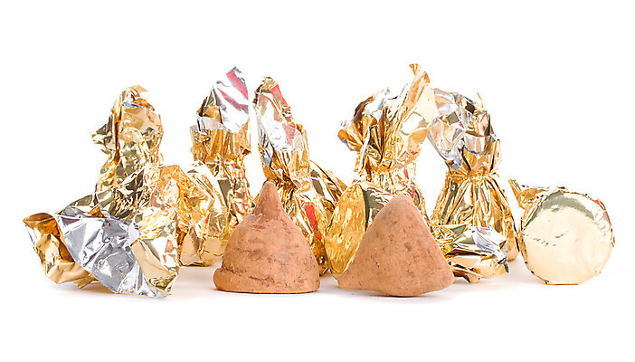 포토 JPG 해외이미지 음식 백그라운드 2 디저트 사탕 사람없음 갈색 초콜릿 흰색 황금 달콤 유혹 은박지 고립 해외202004 해외포토 컬러 컨셉 맛 파일형식 이미지허브