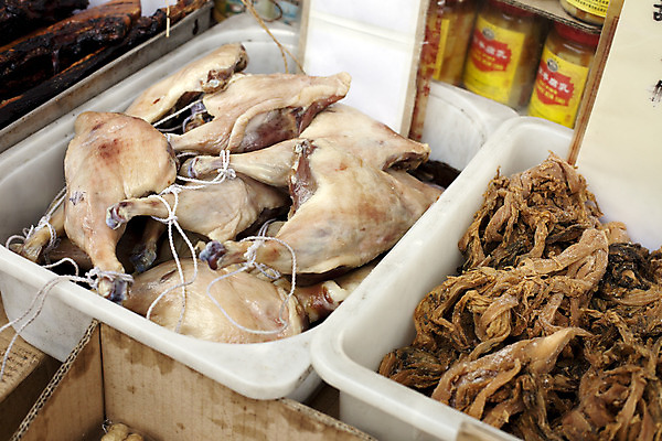 포토 JPG 해외이미지 음식 재료 육류 사람없음 세일 상점 치킨 그룹 시장 날것 흙더미 해외202004 해외포토 식재료 흙 닭고기요리 파일형식 더미 이미지허브