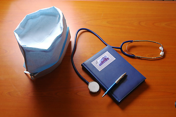 포토 JPG 해외이미지 라이프스타일 웰빙 과학 백그라운드 유니폼 청진기 탁자 건강 병원 사람없음 파란색 약 건강관리 검은색 공책 고통 장비 시험 환자 의사 공구 하트 긴급 선택 질병 오브젝트 처방 구성 돌봄 캡모자 소멸 부족함 해외202004 해외포토 모양 모자_잡화 옷 교육 감정 컬러 가구 컨셉 의학 의료기기 모션 문구용품 관리 생활 의료진 도구 파일형식 이미지허브