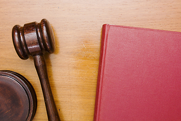 포토 JPG 해외이미지 실내 사람없음 오브젝트 법 의사봉 법전 나무배경 해외202004 해외포토 백그라운드 내부 책 파일형식 이미지허브