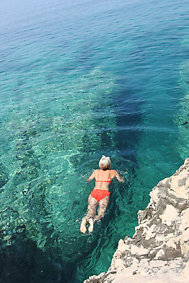 포토 JPG 해외이미지 유럽 바다 여행 자연 휴가 한명 야외 물 여름 파란색 수영 위험 지중해 암초 몬테네그로 해외202004 해외포토 자연요소 1 계절 나라 컬러 컨셉 사람 수상스포츠 생태계 파일형식 이미지허브