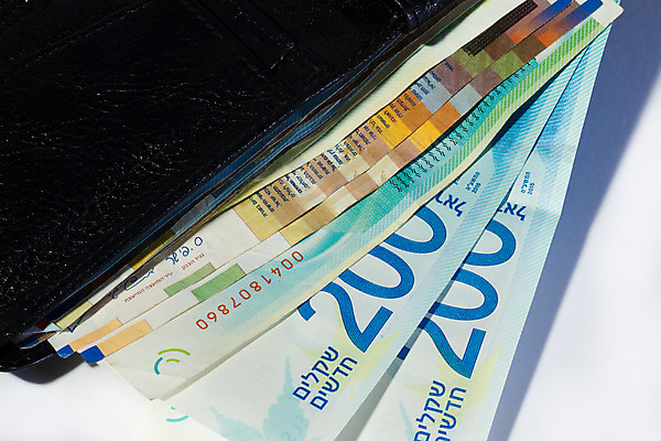 포토 JPG 해외이미지 지폐 돈 비즈니스 성공 사람없음 금융 경제 쌓기 저축 오픈 그룹 재산 닫기 혼합 가득함 보따리 흰배경 투자 상업 흙더미 대출 빚 세금 수입 이스라엘 인출 많음 해외202004 해외포토 백그라운드 컨셉 모션 흙 흰색 서아시아 파일형식 더미 이미지허브