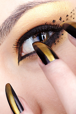 포토 JPG 해외이미지 여자 컨셉 손가락 실내 한명 근접촬영 성인 앞모습 신체부위 점 네일아트 손톱 눈화장 페이스페인팅 성인여자한명만 해외202004 해외포토 1 손 뷰포인트 사람 내부 화장 뷰티 여자한명만 성인여자만 파일형식 이미지허브