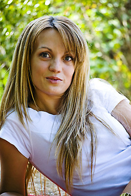 포토 JPG 해외이미지 나무 라이프스타일 응시 옷 공원 여자 행복 감정 얼굴 자연 건강 한명 사람 초록색 파란색 금발 선글라스 머리 봄 활발 기쁨 흰색 표현 숲 피부 피부관리 내추럴 스타일 해외202004 해외포토 식물 1 헤어스타일 시선 계절 공공시설 안경 컬러 컨셉 생활 신체부위 뷰티 생태계 파일형식 이미지허브