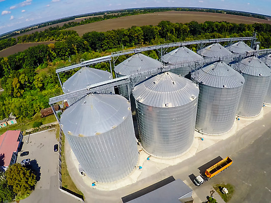 포토 JPG 해외이미지 식물 건축물 산업 도로 밭 농업 밥 건조 옥수수 사람없음 건물 농작물 농장 파티 상점 금속 쓰레기통 시골 기둥 중앙 정상 낟알 컨테이너 엘리베이터 밀 창고 탱크 보리 먼지 수납 격납고 로딩 밭일 복잡 사일로 터미널 해외202004 해외포토 건축 길 음식 컨셉 교통시설 재질 곡류 이벤트 파일형식 이미지허브