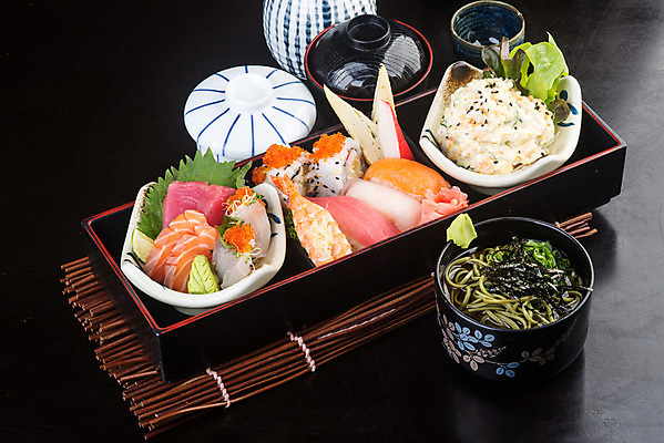 포토 JPG 해외이미지 전통 문화 음식 잎 채소 과일 밥 오이 감자 쟁반 건강 육류 돼지고기 어류 요리 동양인 사람없음 세트 상자 일본 검은색 식사 저녁식사 초밥 샐러드 튀김 신선 사발 먹기 해산물 준비 롤 테이크아웃 생강 점심식사 깊이 해외202004 해외포토 식물 아시아 컬러 식재료 모션 인종 수중동물 사기그릇 일본음식 파일형식 이미지허브