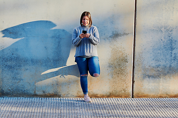 포토 JPG 해외이미지 학생 손 응시 여자 백그라운드 인터넷 텍스트 통신 성공 모바일 새로움 갈색머리 세포 한명 사람 성인 스마트폰 핸드폰 독서 흰색 잡기 오픈 입 메시지 스마트 긍정 충격 부름 타입 고립 문자메시지 셀룰러 해외202004 해외포토 1 헤어스타일 시선 컬러 컨셉 모션 신체부위 전자제품 스마트기기 파일형식 이미지허브