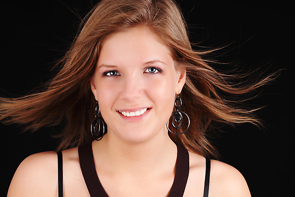 포토 JPG 해외이미지 백인 1 여자 행복 얼굴 바람 한명 사람 성인 금발 머리 검은색 흰색 치아 자르기 내추럴 고립 해외202004 해외포토 자연요소 서양인 헤어스타일 감정 컬러 모션 날씨 신체부위 소화기관 파일형식 이미지허브