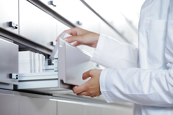 포토 JPG 해외이미지 백인 직업 여자 청소년 선반 실내 한명 사람 사람없음 약 건강관리 실험복 작업 작업실 약국 서비스 소매 약사 해외202004 해외포토 서양인 1 가구 의학 건강 관리 내부 가운 파일형식 이미지허브