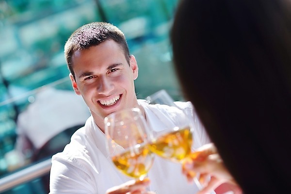 포토 JPG 해외이미지 커플 여자 남자 바다 데이트 휴식 사랑 들기 앉기 상반신 성인 야외 두명 앞모습 뒷모습 식당 와인 건배 연애 성인만 해외202004 해외포토 감정 뷰포인트 컨셉 관계 모션 주류 사람 상점 파일형식 이미지허브