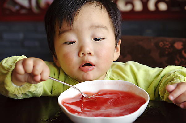 포토 JPG 해외이미지 손 아시아 음료 어린이 음식 장난 쟁반 건강 한명 사람 앉기 동양인 소년 머리 식사 중국 자녀 아기 잡기 입 달콤 수프 먹기 소중 연습 어깨 천진난만 유일 해외202004 해외포토 1 남자 나라 컨셉 모션 인종 신체부위 맛 파일형식 이미지허브