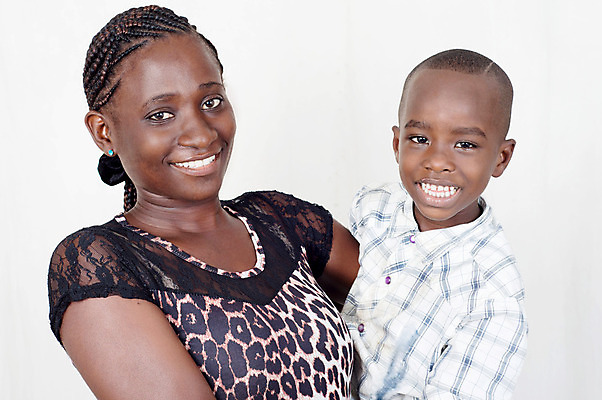 포토 JPG 해외이미지 응시 행복 아들 어린이 2 가족 엄마 미소 웃음 두명 치아 해외202004 해외포토 시선 감정 관계 표정 사람 소화기관 파일형식 이미지허브