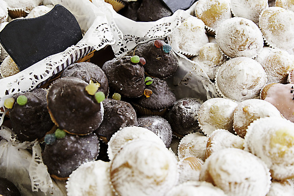 포토 JPG 해외이미지 접시 손 종이 커피 음식 빵 백그라운드 디저트 주택 사람없음 장식 컵 갈색 케이크 금속 얼음 어둠 빵집 흰색 시골 대접 신선 달콤 맛 아침식사 정상 가루 설탕 컵케이크 굽기 뿌리기 향신료 머핀 고립 시나몬 옛날 페스츄리 핸드메이드 해외202004 해외포토 자연요소 식기 음료 컬러 컨셉 모션 재질 건물 신체부위 상점 식사 구이 향미료 파일형식 이미지허브