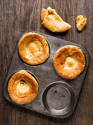 포토 JPG 해외이미지 전통 접시 영어 음식 영국 쟁반 요리 사람없음 옆모습 세로 시골 황금 요크셔테리어 굽기 푸딩 해외202004 해외포토 문자 식기 유럽 뷰포인트 디저트 테리어 구이 파일형식 이미지허브