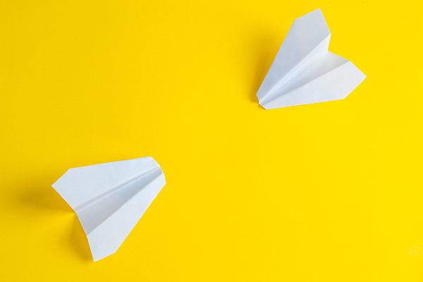 포토 JPG 해외이미지 종이 실내 사람없음 두개 종이비행기 노란배경 해외202004 해외포토 백그라운드 2 내부 노란색 종이접기 파일형식 이미지허브